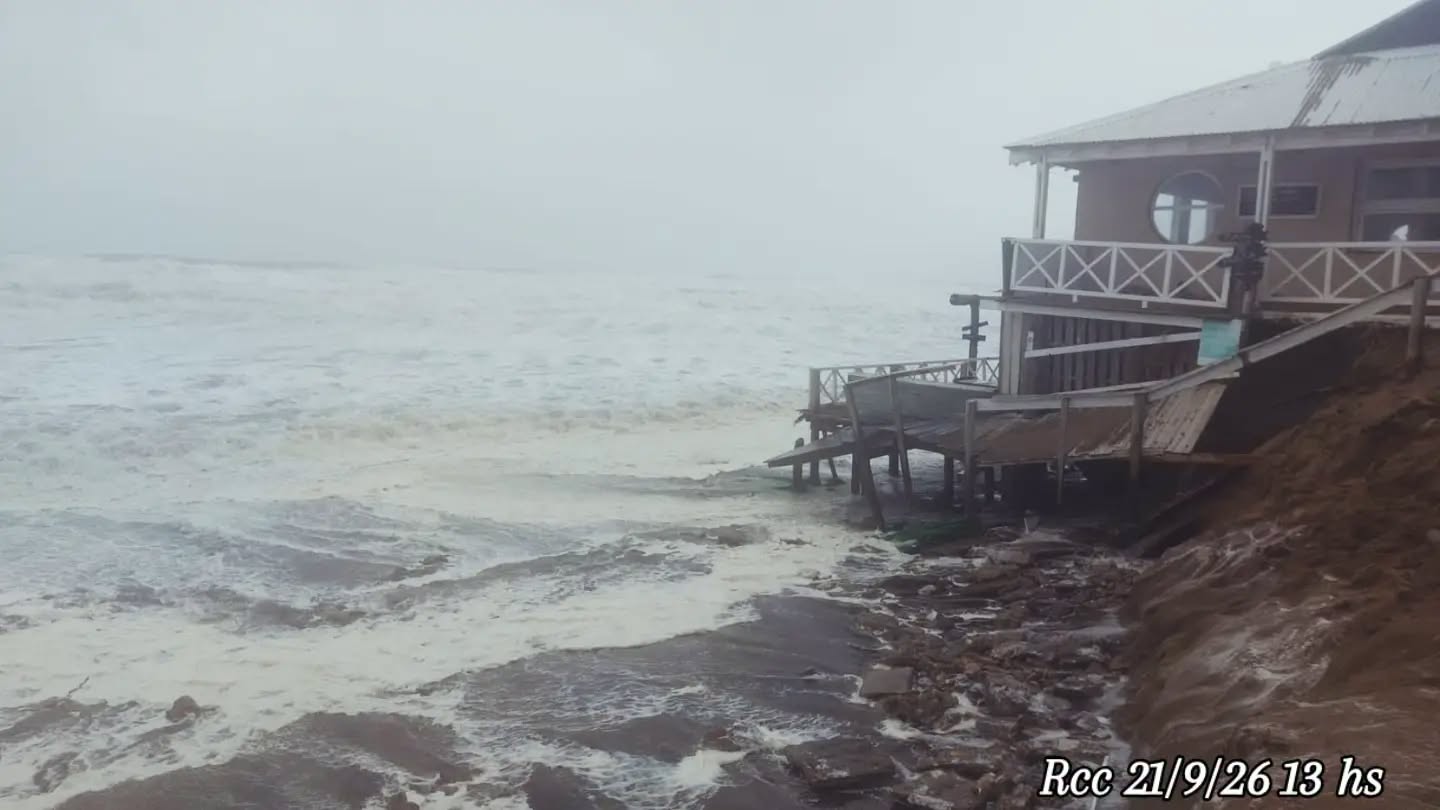 La primavera llegó con un fuerte temporal y el mar avanza sobre las playas