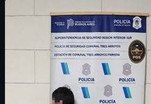 Aprehendieron a un hombre que llevaba herramientas eléctricas y atacó a policías