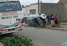 Un Ford Focus protagonizó un fuerte choque y terminó entre dos vehículos de transporte