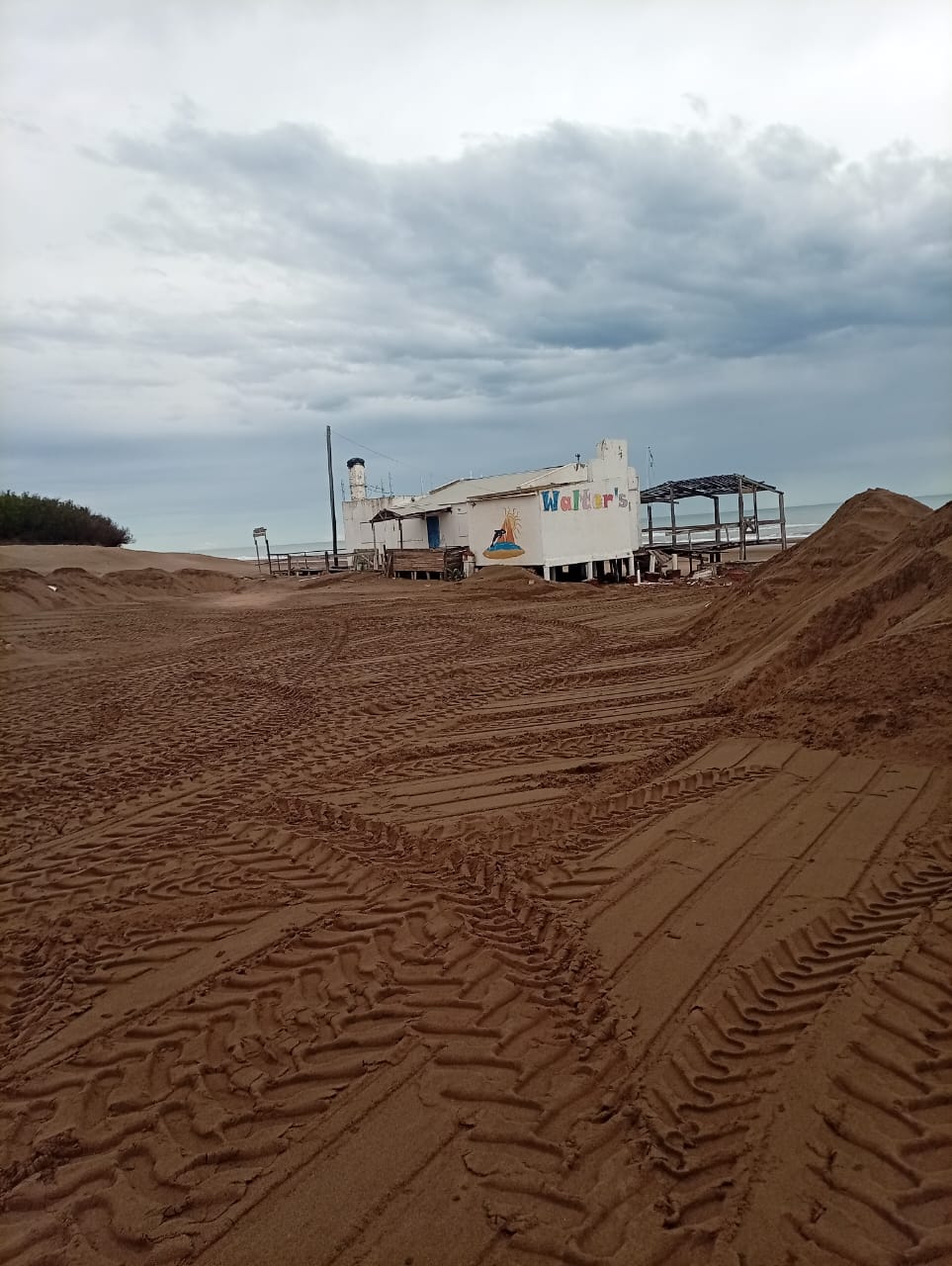 En Reta despejaron de arena a los paradores y la bajada de los pescadores